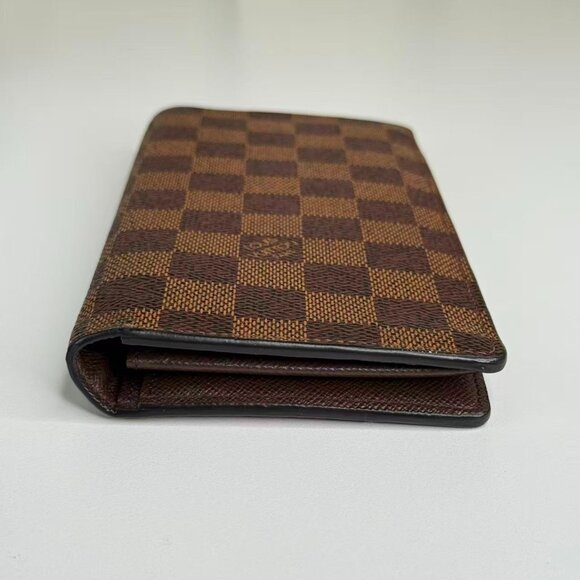 Louis Vuitton Damier Ebene Wallet with Classic Checkerboard Design - Picture 4 of 6